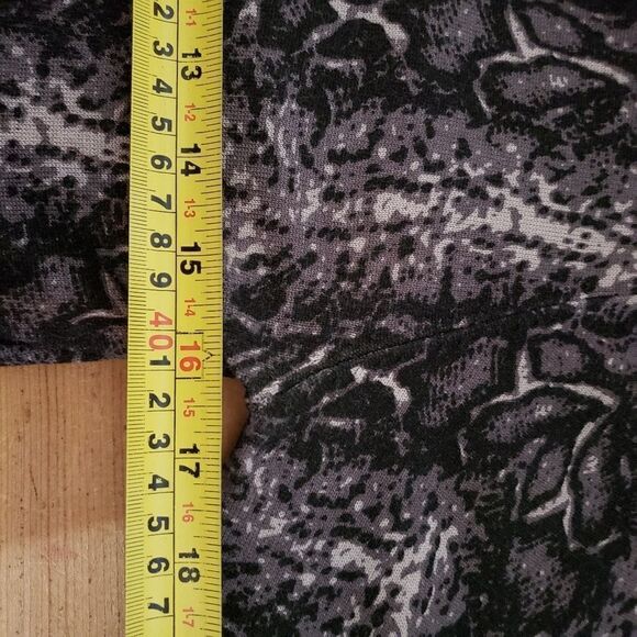 🦋3/$20 Lady Dutch Small Long Sleeve Grey Snake Print Cardigan - Picture 7 of 7